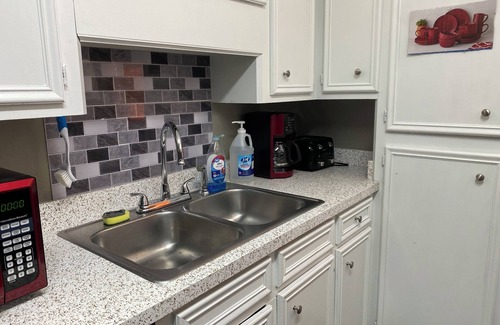 Tougaloo House | Executive Red Door Vacation Home with Kitchen and Pool Table @ Jackson-Ridgeland