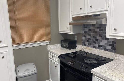 Tougaloo House | Executive Red Door Vacation Home with Kitchen and Pool Table @ Jackson-Ridgeland