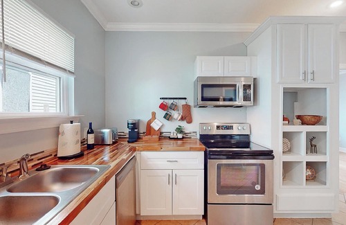 Eastside House | Executive Rental 3BR Victorian House Close Forsyth Park & Downtown, 31 days
