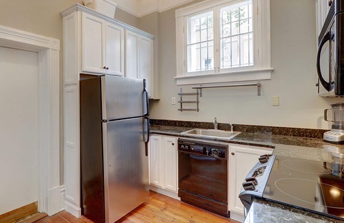 Historic Downtown Savannah Apartment | Executive Rental for Extended-Stays, Pool Access