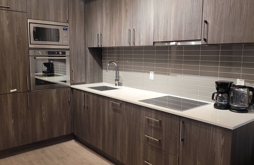Niagara Condo | Executive rental walk to CN tower aquarium sports food entertainment