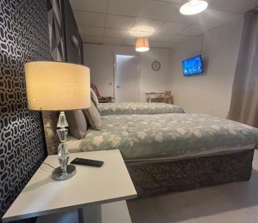 Cribbs Causeway Apartment | Executive Room 3 Near Southmead Hospital on suite bathroom