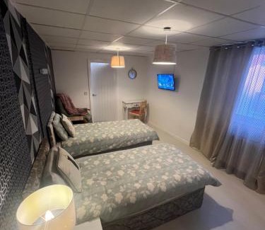Cribbs Causeway Apartment | Executive Room 3 Near Southmead Hospital on suite bathroom