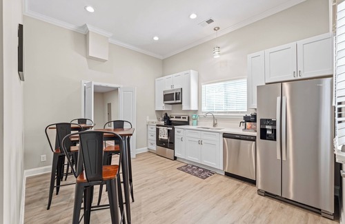 Kings Mountain House | Executive Room C - Private Bath, Desk, Fast WiFi for Monthly Stays