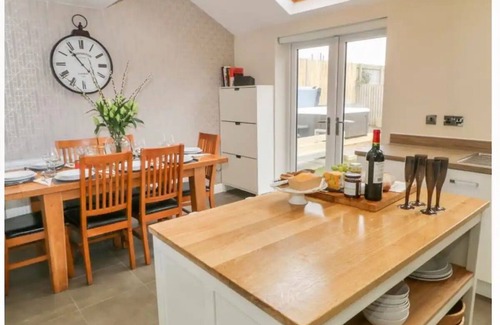 Hoylandswaine House | Executive Rural Smart-Home with Jacuzzi