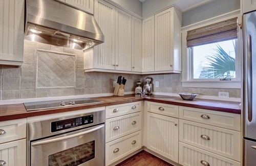 South Beach House | Executive seaside cottage with detached Crofter Cottage.