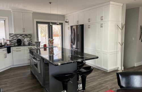 South Lethbridge House | Executive Southside home close to all amenities, by Henderson lake & golf course