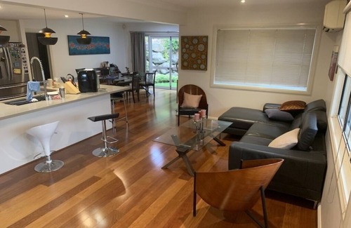 Indooroopilly House | Executive spacious big house near shops/buses/train