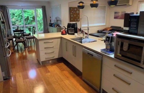 Indooroopilly House | Executive spacious big house near shops/buses/train