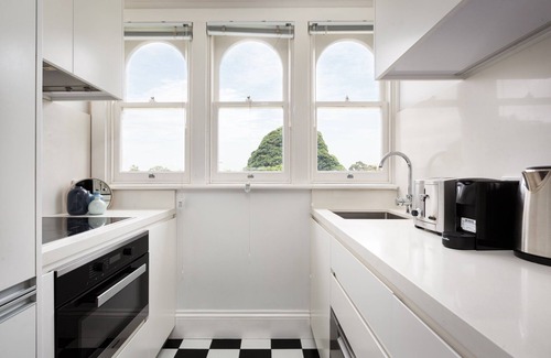Lewisham Apartment | Executive Studio With Patio Near Trains