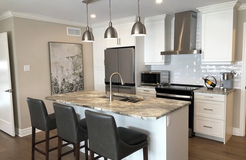 London Apartment | Executive-style apartment in London's Hunt Club. Idea for long-term stays.