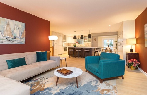 Gordon Head House | Executive style, Luxurious, Stunning Main floor Near UVIC. EV Charger.
