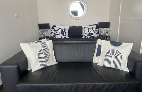 Hard Apartment | Executive Suite Top Location & Fast Free Wi-Fi & AC & Parking