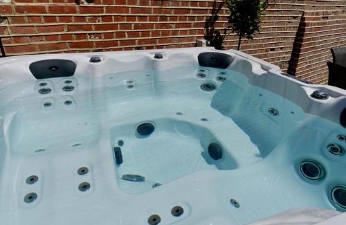 Saffron Walden Apartment | Executive Suite with Private Hot Tub SkyTV
