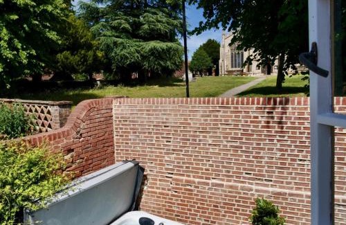 Saffron Walden Apartment | Executive Suite with Private Hot Tub SkyTV