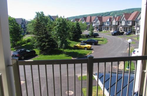 The Blue Mountains House | Executive Town Home-Mountain View-Historic Snowbridge Village, Walking Distance to the Resort