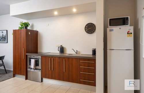 Freemans Bay Apartment | Executive Townhouse Auckland by Furnished Rentals