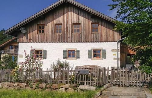 Neuschoenau Apartment | Exklusiv renoviertes Bauernhaus für 2 Personen mit Sauna, Galerie und herrlicher Aussicht
