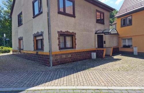 Stadtilm Apartment | Exklusives Zimmer mit geteiltem Bad und Küche KG