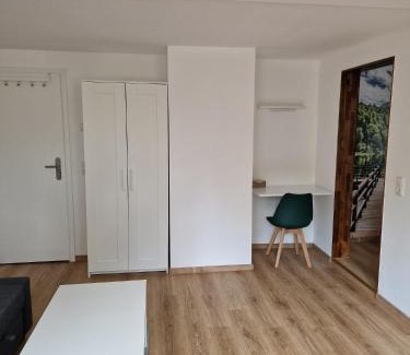 Stadtilm Apartment | Exklusives Zimmer mit geteiltem Bad und Küche KG