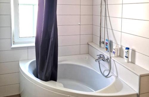 Stadtilm House | Exklusives Zimmer mit geteiltem Bad und Küche OM