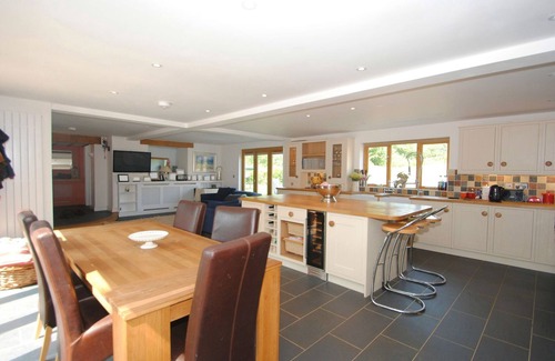 Brushford Cottage | EXMOOR FARMHOUSE, pet friendly, with hot tub in Bampton, Devon