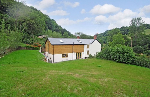 Brushford Cottage | EXMOOR FARMHOUSE, pet friendly, with hot tub in Bampton, Devon