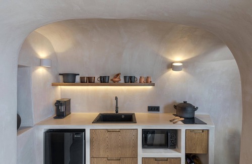 Oia Apartment | Exotic Cave Suite with Hot Tub and Sea view by Caldera Houses