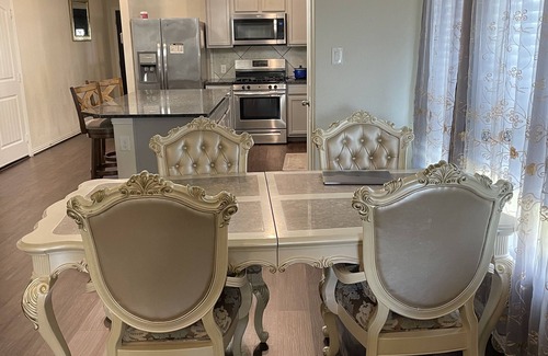 Katy House | Exotic home with access to pool , shopping and more