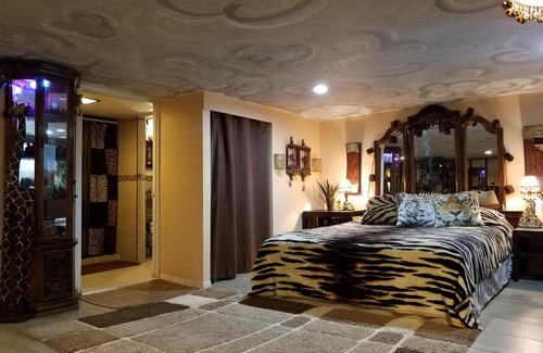 Cote-Saint-Paul House | Exotic Large Basement Studio