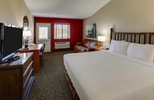 Peoria Hotel | Expanded King in Stoney Creek Peoria! Living Room with Sofa Sleeper
