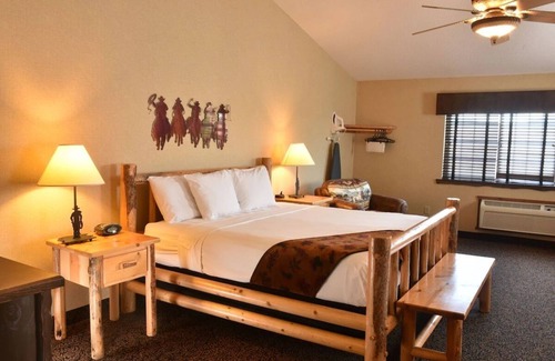 Onalaska House | Expanded King with Whirlpool, Next to Mississippi River, Stoney Creek