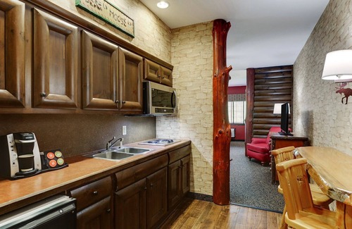 Columbia Hotel | Expanded Queen with Kitchenette & Closet! Stoney Creek Columbia