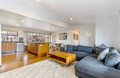 Bridgewater House | Expansive 6-Bedroom Getaway in Serene Countryside - an entertainer's paradise!