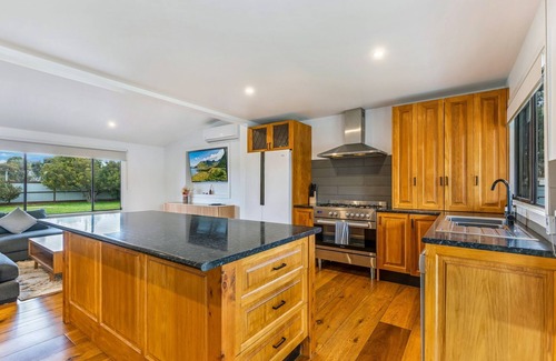 Bridgewater House | Expansive 6-Bedroom Getaway in Serene Countryside - an entertainer's paradise!