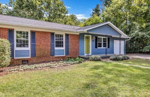 Royal Pines House | Expansive Backyard Charm/ Fire pit/King Beds