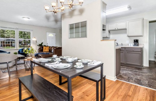 Royal Pines House | Expansive Backyard Charm/ Fire pit/King Beds