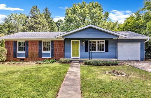 Royal Pines House | Expansive Backyard Charm/ Fire pit/King Beds