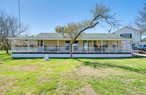 Oatmeal House | Expansive Bertram Retreat with Pool, on 28 Acres!