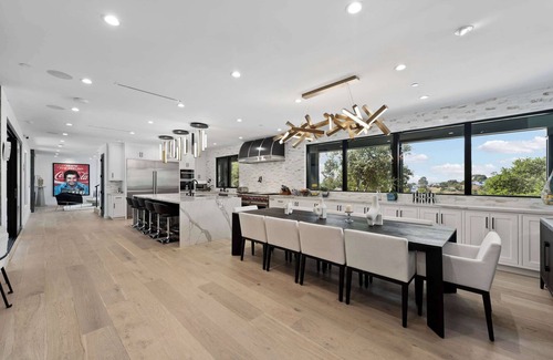 Los Angeles County House | Expansive Coldwater Estate: 8 BR, Pool, Pickleball