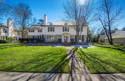 Beachwood House | Expansive, Elegant Escape with Soulful Touches and Serene Vibes