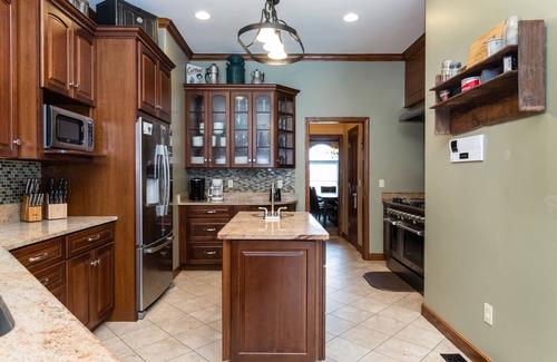 Berlin House | Expansive estate with pool, basketball court, & wet bar