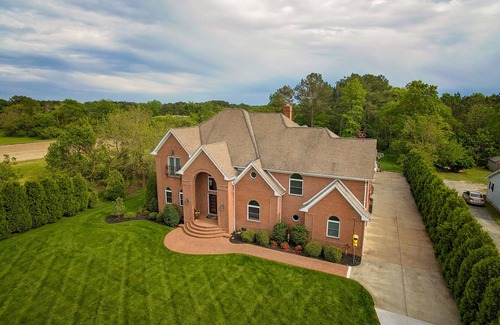 Berlin House | Expansive estate with pool, basketball court, & wet bar