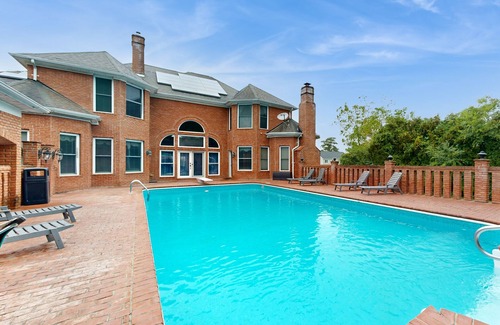 Berlin House | Expansive estate with pool, basketball court, & wet bar