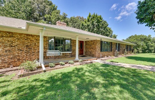 Fayetteville House | Expansive Fayetteville Retreat 11 Mi to U of A!