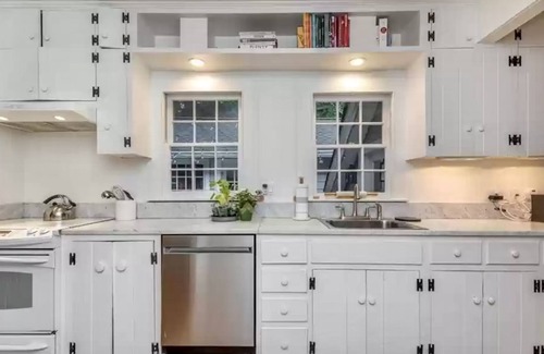 Washington House | Expansive, Five Bedroom House with Pool. Ideal for Multiple Family Travel
