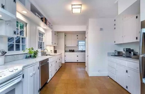 Washington House | Expansive, Five Bedroom House with Pool. Ideal for Multiple Family Travel