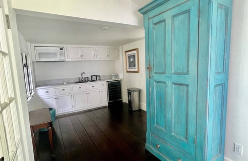 Washington House | Expansive, Five Bedroom House with Pool. Ideal for Multiple Family Travel