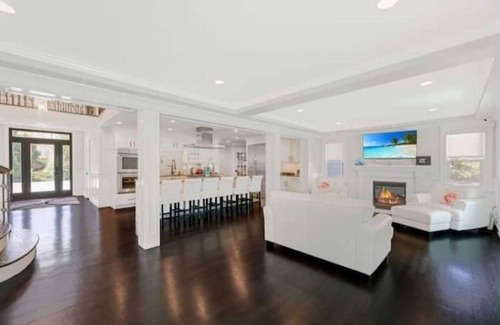 Hampton Bays House | Expansive Hamptons Mansion!