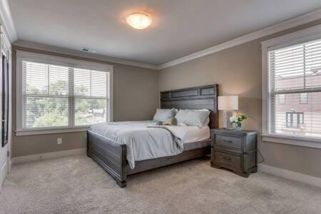 Edgehill House | Expansive Home Near Belmont University